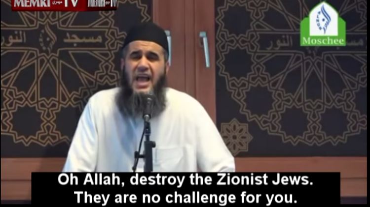 Der Screenshot zeigt eine Aufnahme der Predigt in der Al-Nur-Moschee, als Abu Bilal dazu aufrief, alle Juden zu vernichten.