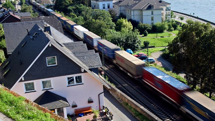 Ein Güterzug fährt durch Assmanshausen am Rhein.
