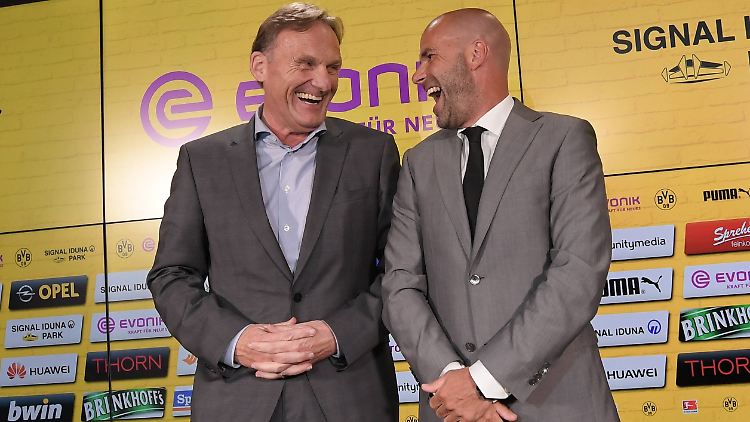 Sieht schon mal alles harmonisch aus beim BVB: Watzke (links) und Bosz amüsieren sich prächtig.