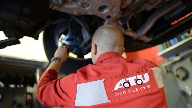 Kunden dürfen dem KfZ-Mechaniker auf die Finger schauen.
