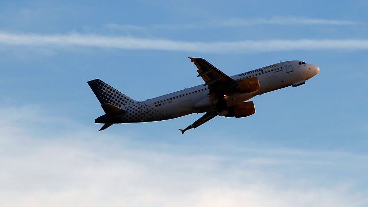 Ein schreiender Sitznachbar mit Handschellen und in Polizeibegleitung: 50 Mitreisende protestierten gegen die Abschiebung per Vueling-Flieger (Archivbild)..