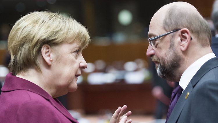 Merkel und Schulz im vergangenen Jahr - da war er noch nicht ihr Herausforderer.