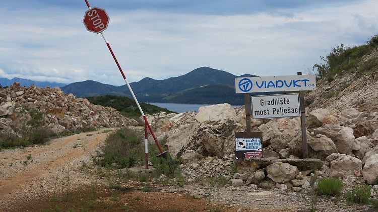 Eine Schranke markiert die Einfahrt zu der seit vielen Jahren verwaisten Baustelle einer Brücke von Ston (Festland von Kroatien) auf die Halbinsel Peljesac im Süden der Adria.