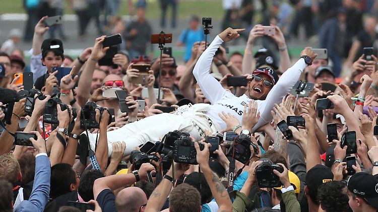 So feiern Sieger: Lewis Hamilton.