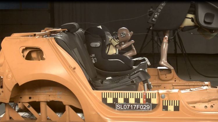 Der Kinderdummy flog in hohem Bogen durch das Prüflabor.