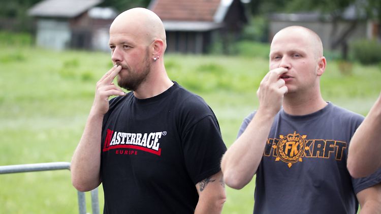 Besucher des Konzerts trugen offen neonazistische Symbolik.