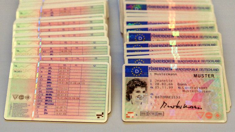 Jeder EU-Mitgliedstaat kann selbst entscheiden, ob und gegebenfalls in welchem Umfang er die Erneuerung eines Führerscheins von bestimmten Tests oder Kursen abhängig macht.