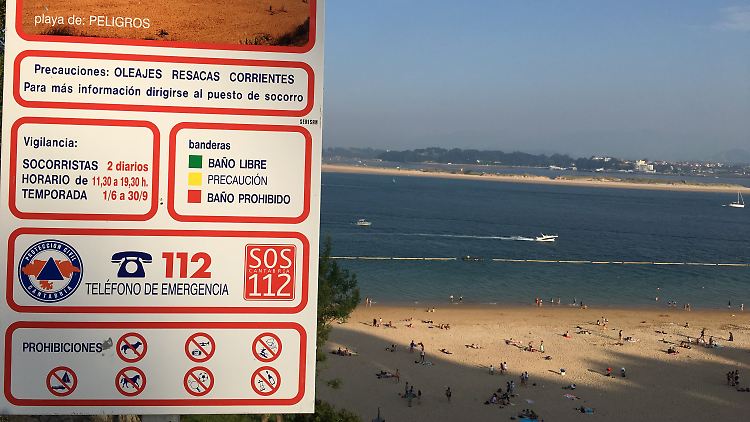 Verschiedene Verbote, aufgenommen im Juni 2017 am Strand von Santander (Spanien).
