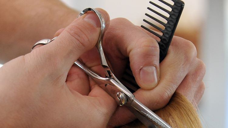 Personalmangel - um Frauenhaare konnte sich in einer Friseurfiliale in Zwickau niemand kümmern.