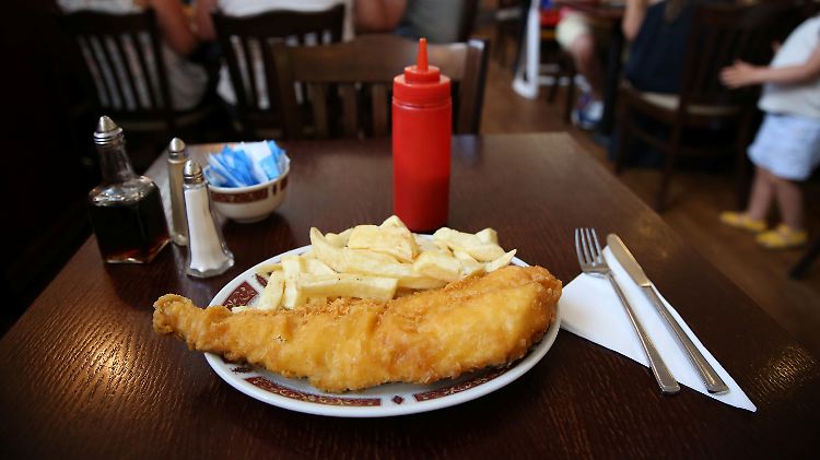 Traditionsgericht Fish and Chips: Britische Lebensmittel könnten nach dem Brexit teurer, schlechter und knapper werden.