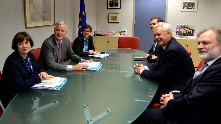Auch die beste Partnerschaft hat ihre Tiefs: Michel Barnier und seine Delegation hinter einem Stapel Papiere, ihnen gegenüber lacht der damalige britische Brexit-Minister David Davis. 