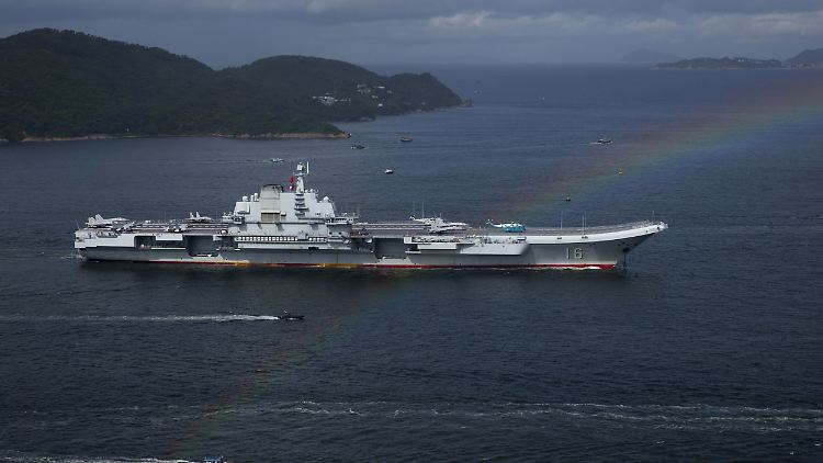 Erst im April hatte China seinen ersten Flugzeugträger vorgestellt, die "Liaoning".