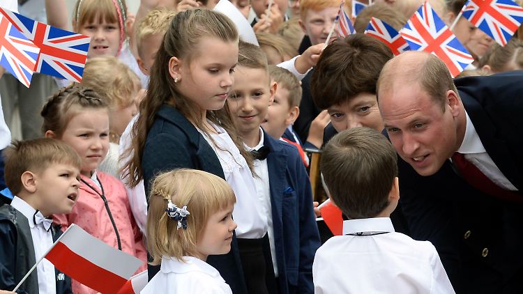 Prinz William nimmt vor dem Schloss Belvedere, dem Sitz des polnischen Präsidenten, ein Bad in der Menge.