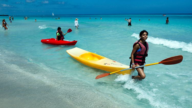 Türkisblaue Karibik: Urlauber am Strand von Varadero.