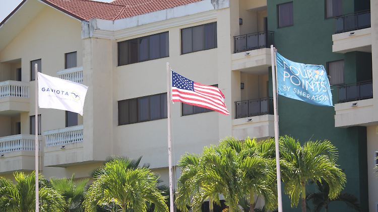 Flagge der Reisegesellschaft Gaviota und US-Flagge vorm Hotel Four Points Sheraton in Havanna.