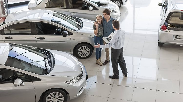 Der Autokauf will gut überlegt sein, denn einfach nur so vom Kaufvertrag zurücktreten oder das neue Auto zurückgeben, geht nicht. 