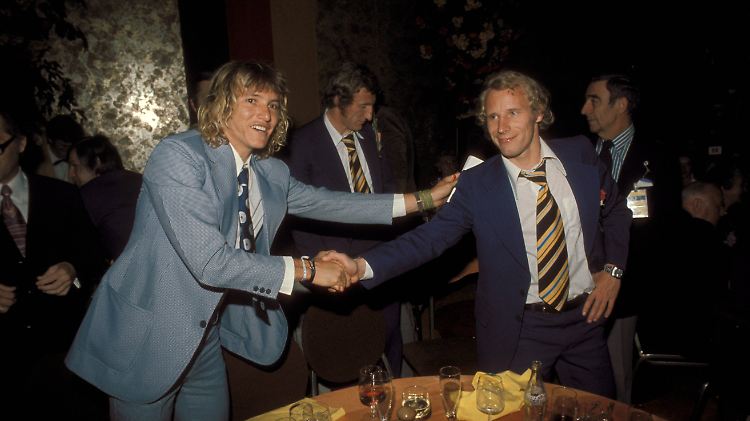 Brasilianer trifft Weltmeister: Der Fast-Schalker Marinho gratuliert am 7. Juli 1974 Berti Vogts zum Titelgewinn.
