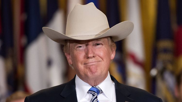 Trump ließ sich am Montag im Weißen Haus mit einem Stetson fotografieren. Diese Woche hat er zur "Made in America"-Week erklärt (der Hut wurde in Texas hergestellt).