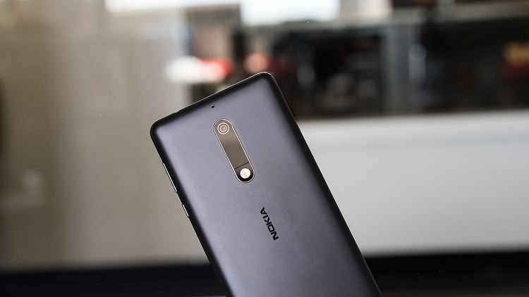 Das Aluminiumgehäuse des Nokia 5 glänzt matt und sieht edel aus.
