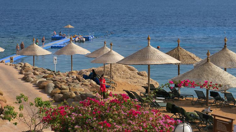 Badestrand in Scharm el Scheich: Ägypten soll wieder eines der wichtigsten Winterziele werden - doch der Messerangriff in Hurghada könnte das verhindern.