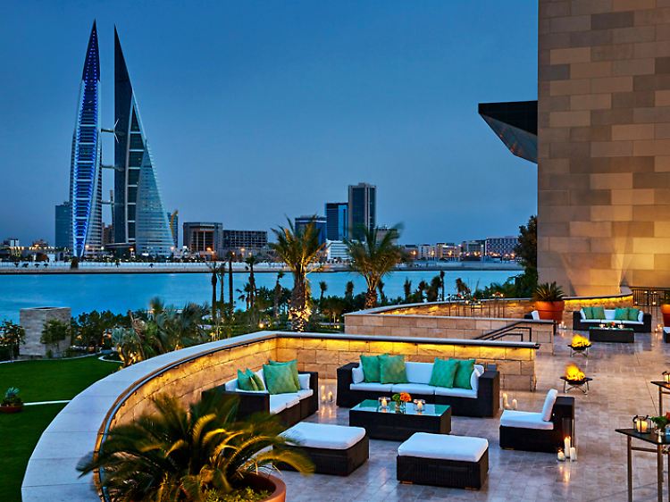 Weiße Flecken auf der touristischen Landkarte gibt es kaum noch, doch immer mal wieder nehmen die Veranstalter neue Ziele ins Programm auf - Thomas Cook zum Beispiel das kleine Emirat Bahrain.