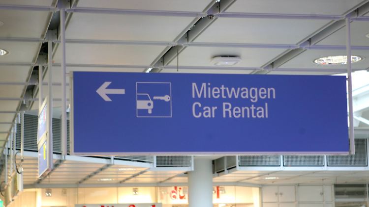 Wer von zu Hause aus bucht, kann Angebote und Bedingungen in Ruhe sichten und muss das nicht unter Druck oder mit Sprachbarriere etwa am Flughafenschalter tun.