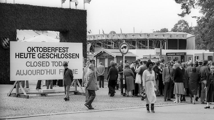 Nach dem verheerenden Anschlag weist ein Schild darauf hin, dass das Oktoberfest vorerst geschlossen bleibt.