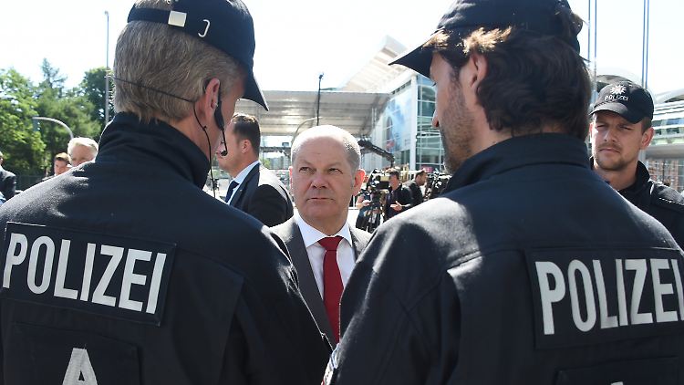 Olaf Scholz, Bürgermeister von Hamburg, wehrt sich weiterhin gegen Anschuldigungen gegenüber der Polizei.