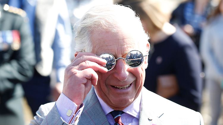 Beim Vorlesen greift Prinz Charles ganz tief in die Trickkiste.