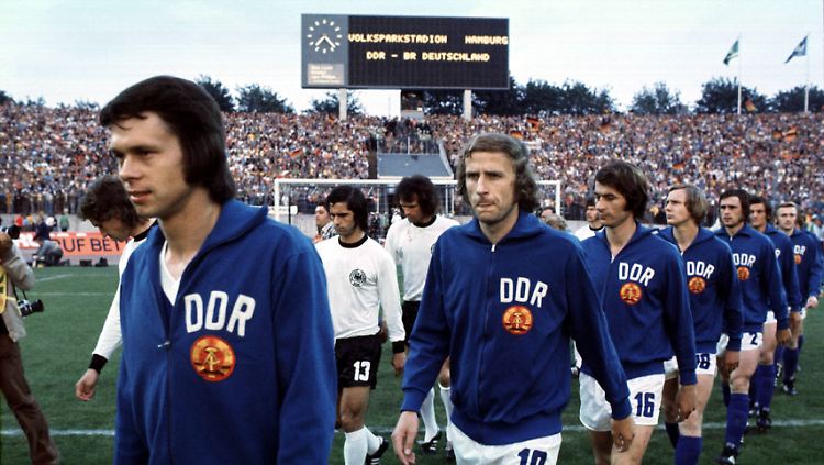 BRD-Besieger: Hans-Jürgen Kreische am 22. Juni 1974 im Hamburger Volkspark. Vor ihm, das ist Jürgen Sparwasser.