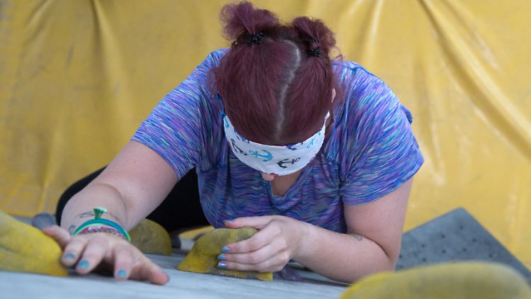 Lina, Teilnehmerin einer Bouldertherapie gegen Depressionen klettert mit verbundenen Augen.