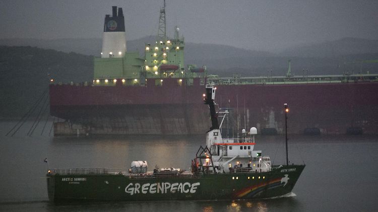 Die Arctic Sunrise vor Murmansk.