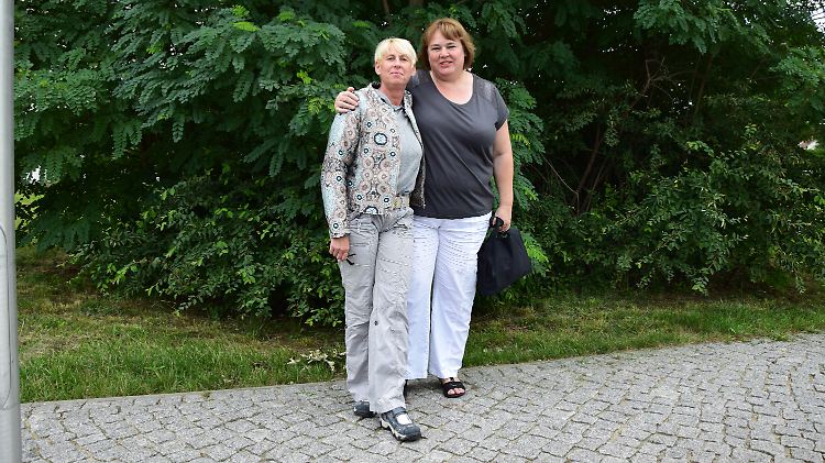 Heike (l.) und Ellen sind seit der Schulzeit beste Freundinnen.