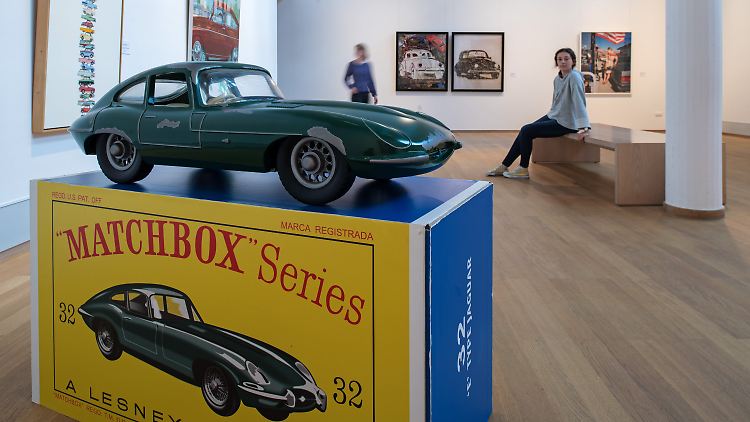 Ein überdimensionales Matchbox-Auto als Arbeit "Mnemonic Vehicle No. 2 Jaguar, 2015" des brasilianischen Künstlers Vik Muniz in der Sonderausstellung "Das Auto in der Kunst. Rasende Leidenschaft".