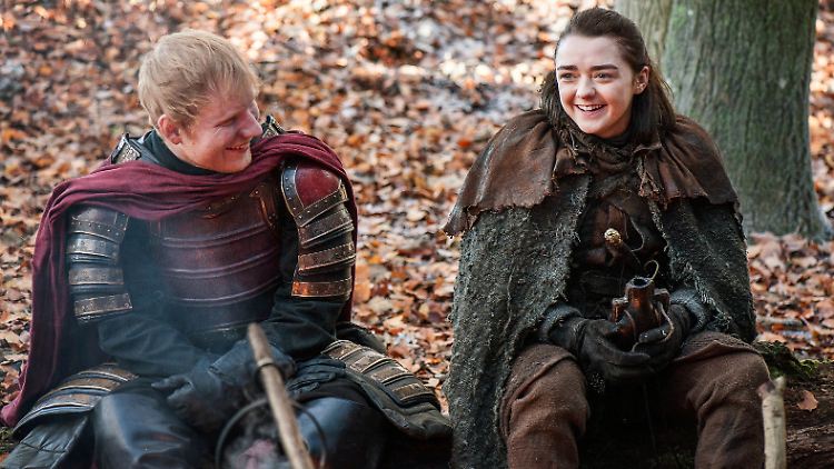 Ed Sheerans Gastauftritt war ein Abschiedsgeschenk für Maisie Williams alias Arya Stark (r.).
