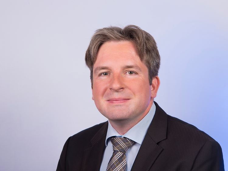 Prof. Dr. Michael Voigtländer ist Leiter des Kompetenzfelds Finanz- und Immobilienmärkte im Institut der deutschen Wirtschaft Köln. Sein Buch "Luxusgut Wohnen - Warum unsere Städte immer teurer werden und was jetzt zu tun ist" ist im Springer Verlag erschienen und zeigt unter anderem anhand von zehn Maßnahmen, wie der Wohnungsmarkt wieder entspannt werden kann.