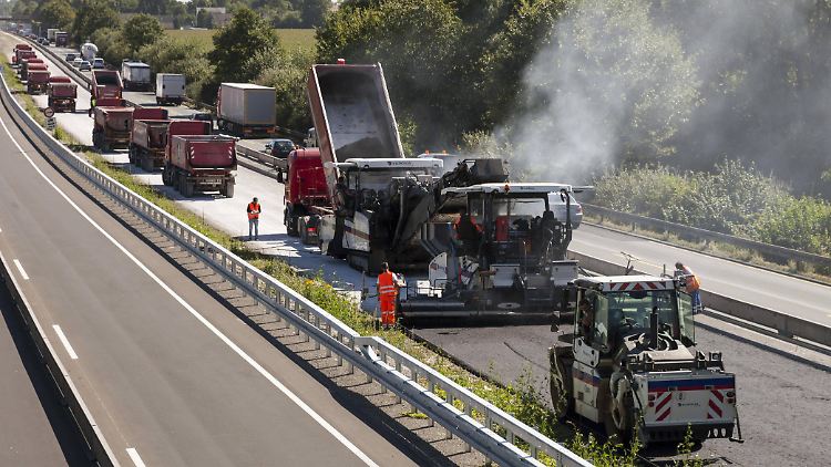 Grundsatzfrage: Sollen die Bürger lieber über einen etwas größeren Teil ihres Einkommens frei verfügen, oder soll der Staat das Geld etwa in den Autobahnausbau investieren? 