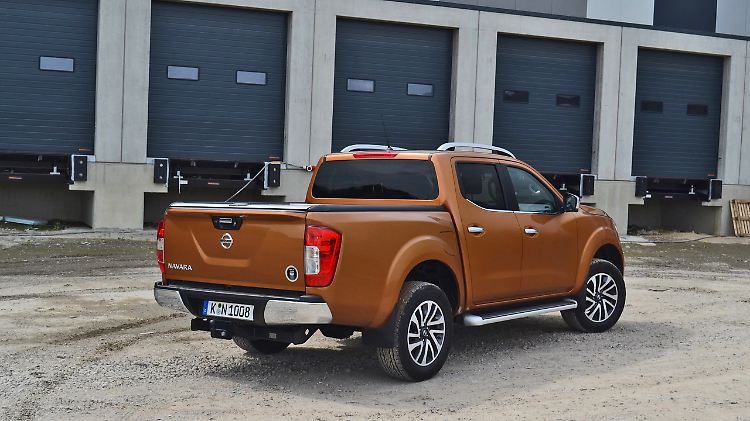 Wuchtig und ein wenig elegant kommt der Nissan Navara auch auf der Baustelle hinterher.