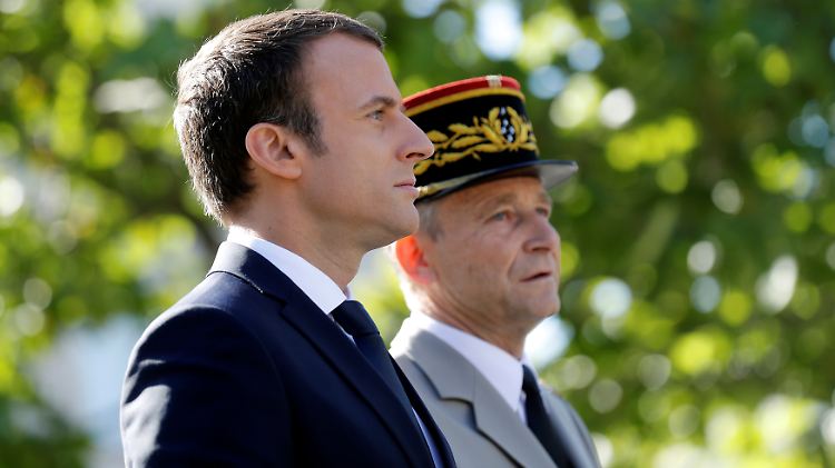 Frankreichs Präsident Macron und sein Ex-Armeechef Pierre de Villiers haben sich nicht mehr viel zu sagen.