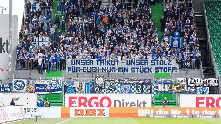 Wenig begeistert: Fans des KSC in der Abstiegssaison zu Besuch in Fürth.