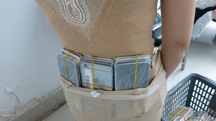Die Schmuglerin hatte die iPhones in mehreren Schichten am Körper.