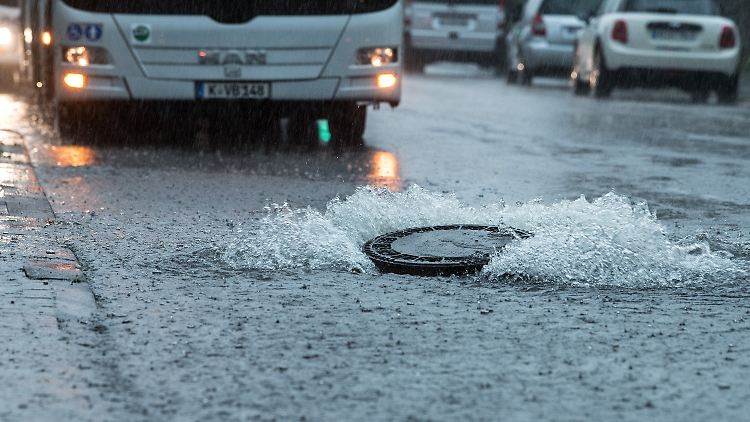 Die Wassermassen drückte mancherorts Gullys aus der Verankerung.