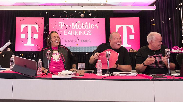 Für die guten Zahlenn gibt es Konfetti: T-Mobile US Chef John Legere (Mitte) findet's gut.