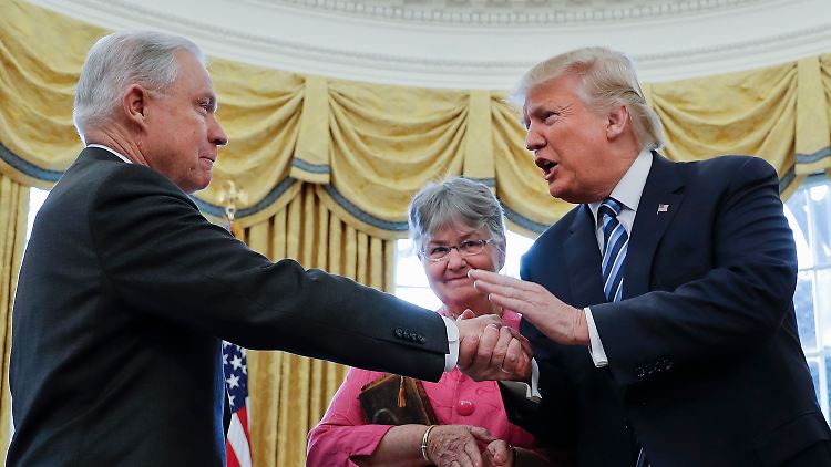 Ein Foto aus besseren Tagen: US-Präsident Trump (rechts) und Justizminister Sessions.