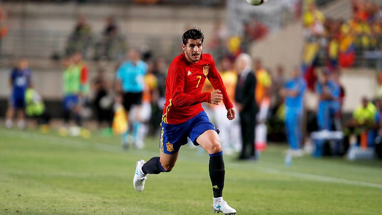 Spaniens Nationalstürmer Alvaro Morata verlässt das Land und wechselt zum englischen Klub FC Chelsea.