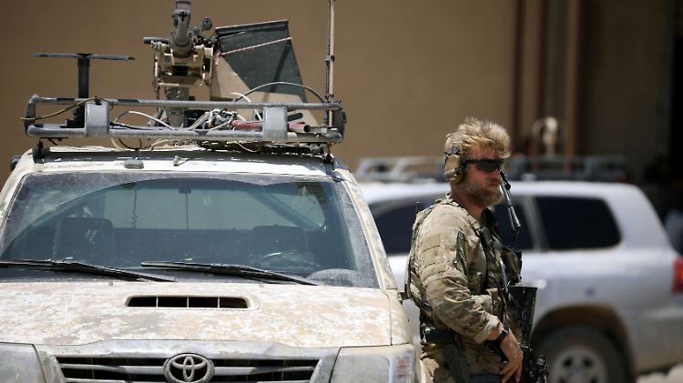 Ein US-Soldat steht Wache in der syrischen Stadt Tabqa.