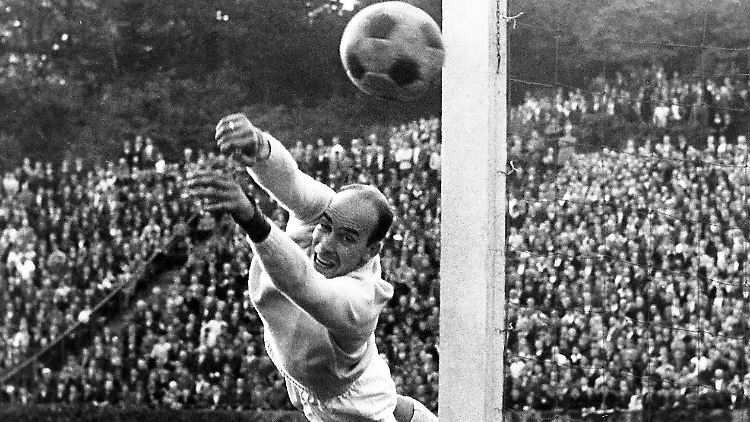 Am Ende der ersten Bundesligasaison war er mit Köln deutscher Meister: Torwart Fritz Ewert, der mit dem Effzeh schon 1962 den Titel gewonnen hatte.
