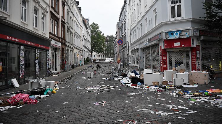 Ein Straßenzug im Schanzenviertel ist nach den Krawallen mit Pflastersteinen und Müll bedeckt.