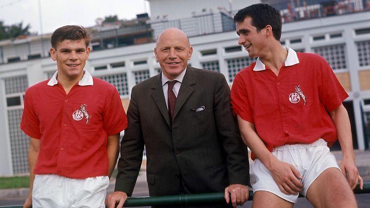 Kölner Meister: Trainer Georg Knöpfle zwischen Wolfgang Weber und Wolfgang Overath.