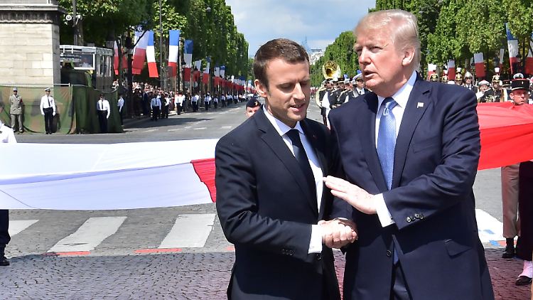 Szene eines Staatsbesuchs: Der ewige Handschlag zwischen Trump und Macron.